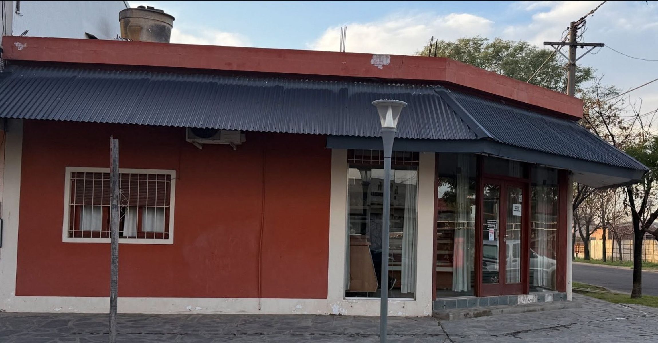 Local comercial. Excelente estado. Todos los servicios. - 2