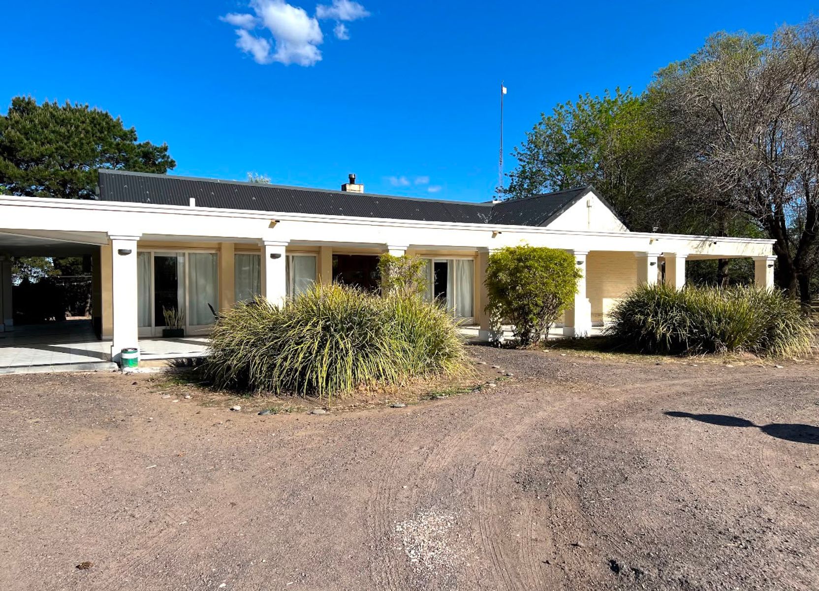 Quinta de 2has. Casa principal. Quincho. Excelente parquización. - 1