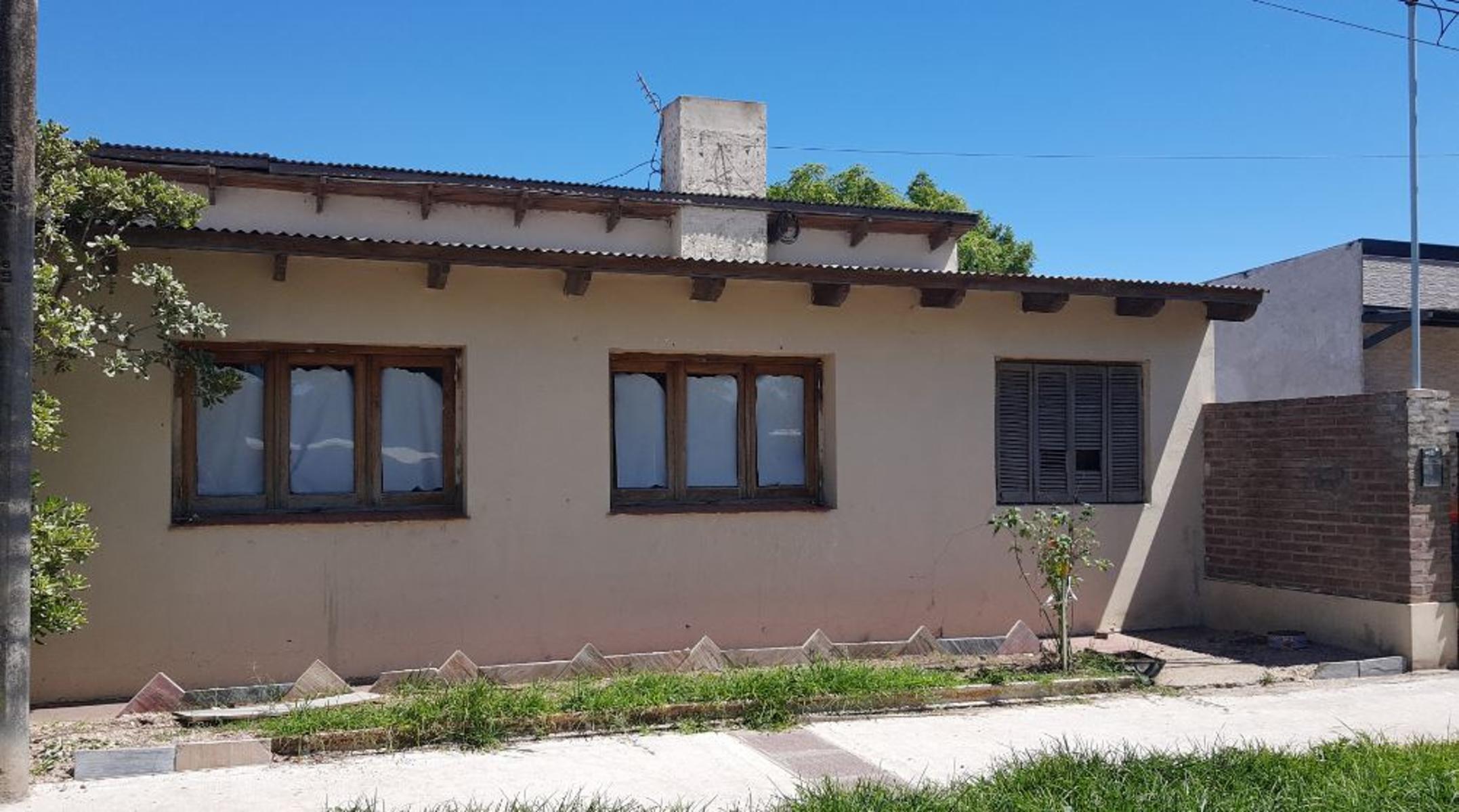 Casa a la venta sobre calle Gomez, en zona Hospital. Tres dormitorios, cocina, living, baño, patio, amplio local de 80m2. - 1