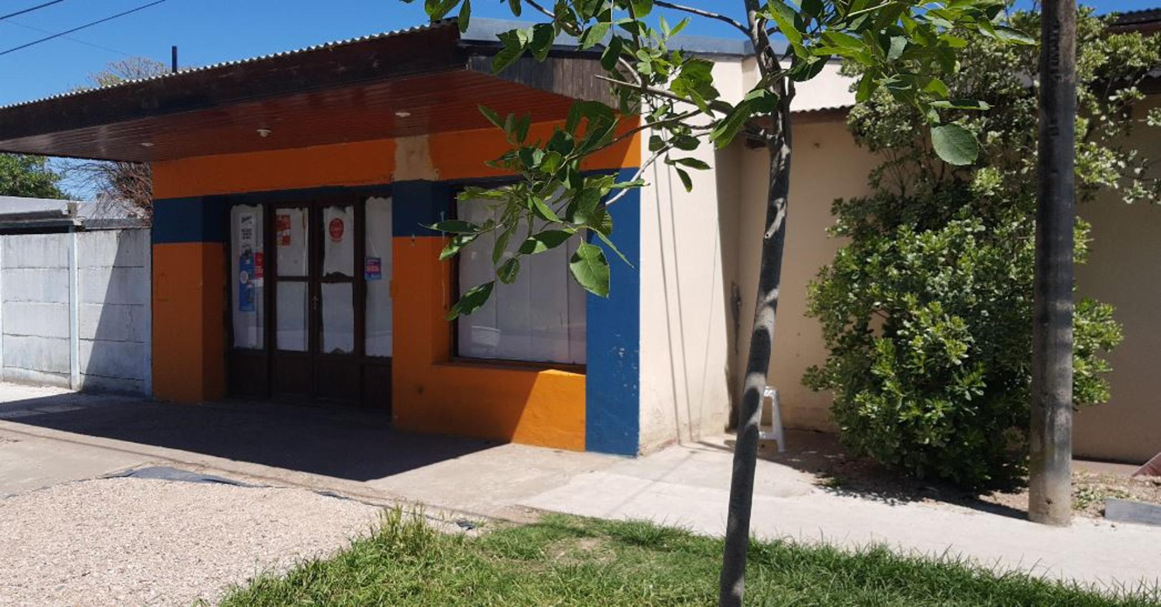 Casa a la venta sobre calle Gomez, en zona Hospital. Tres dormitorios, cocina, living, baño, patio, amplio local de 80m2. - 2