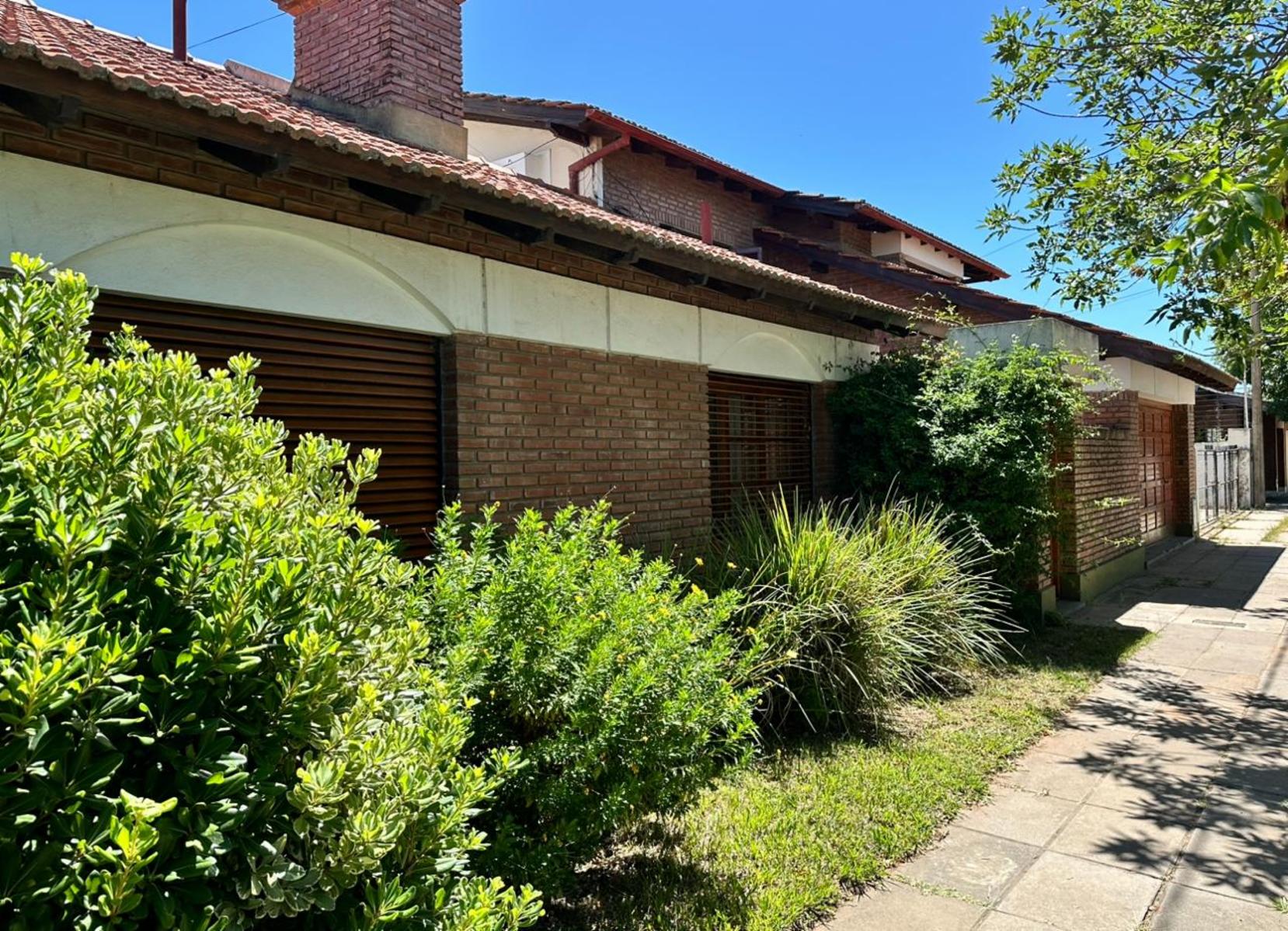 Casa céntrica, buena ubicación. Todos los servicios. - 3