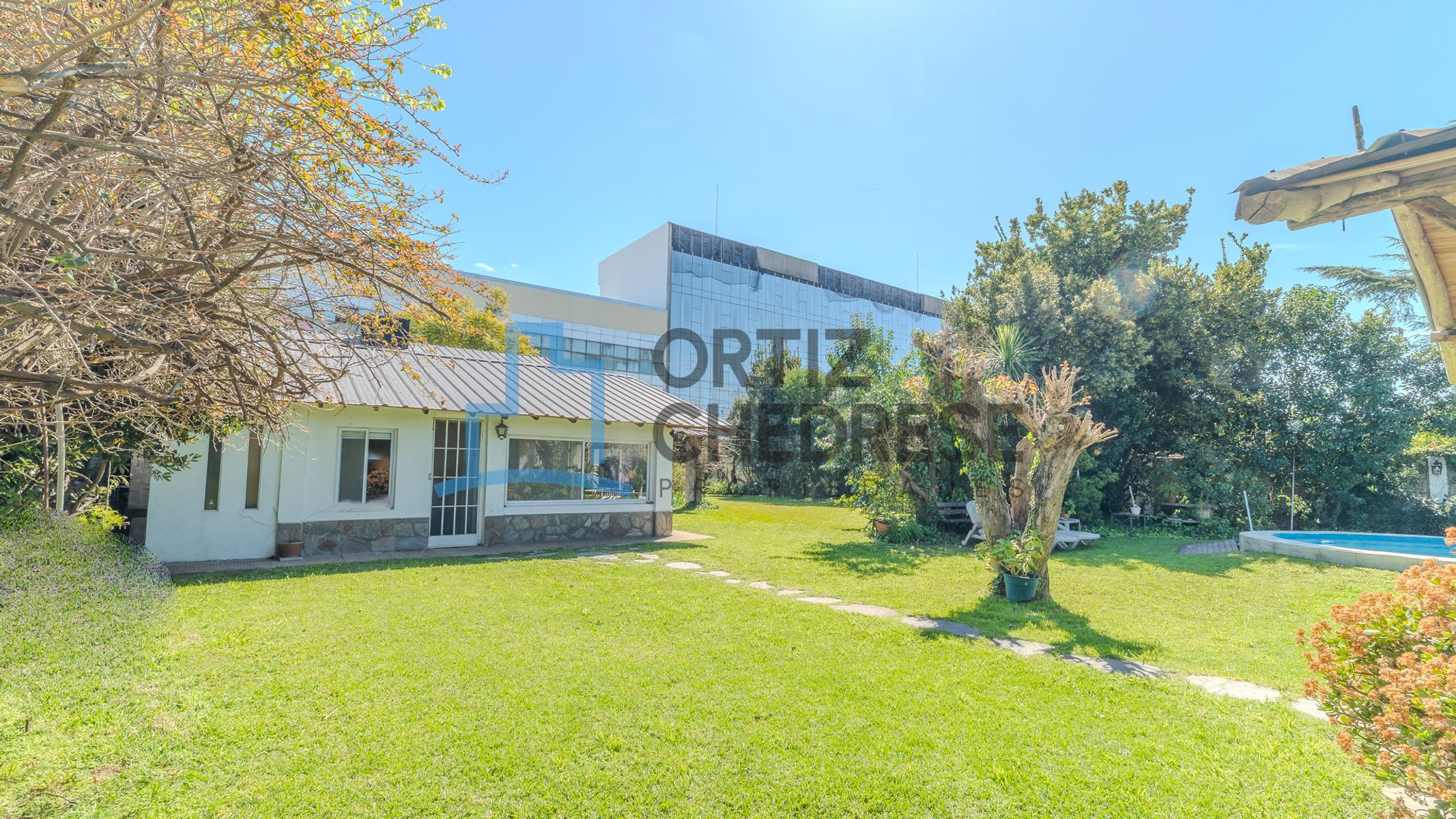 Comodoro Rivadavia 100 - Casa de 5 ambientes doble lote con pileta - Los Polvorines — foto 7