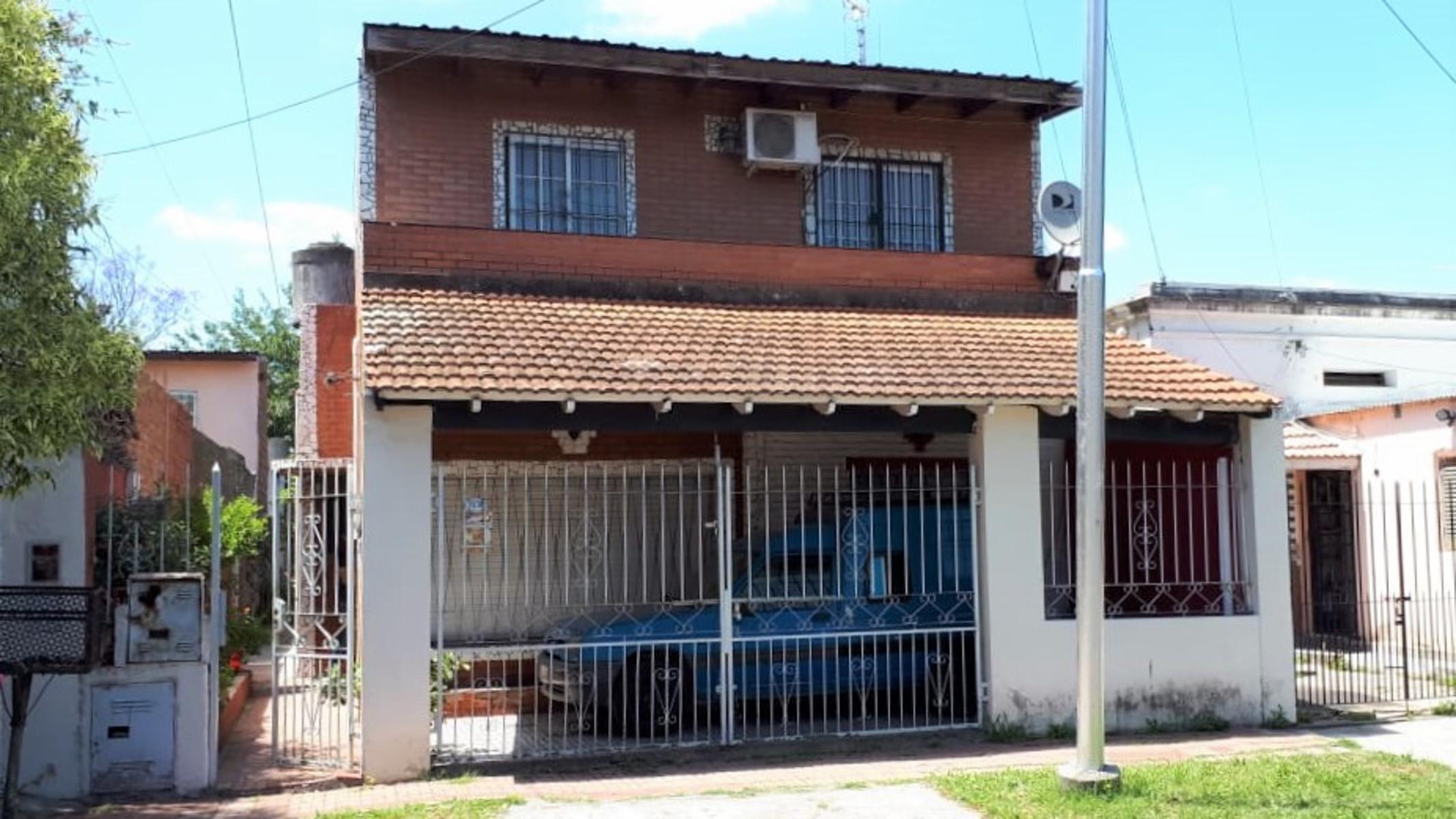 Casa 4 Amb. con Patio y Garaje - EXCELENTE - (PH)