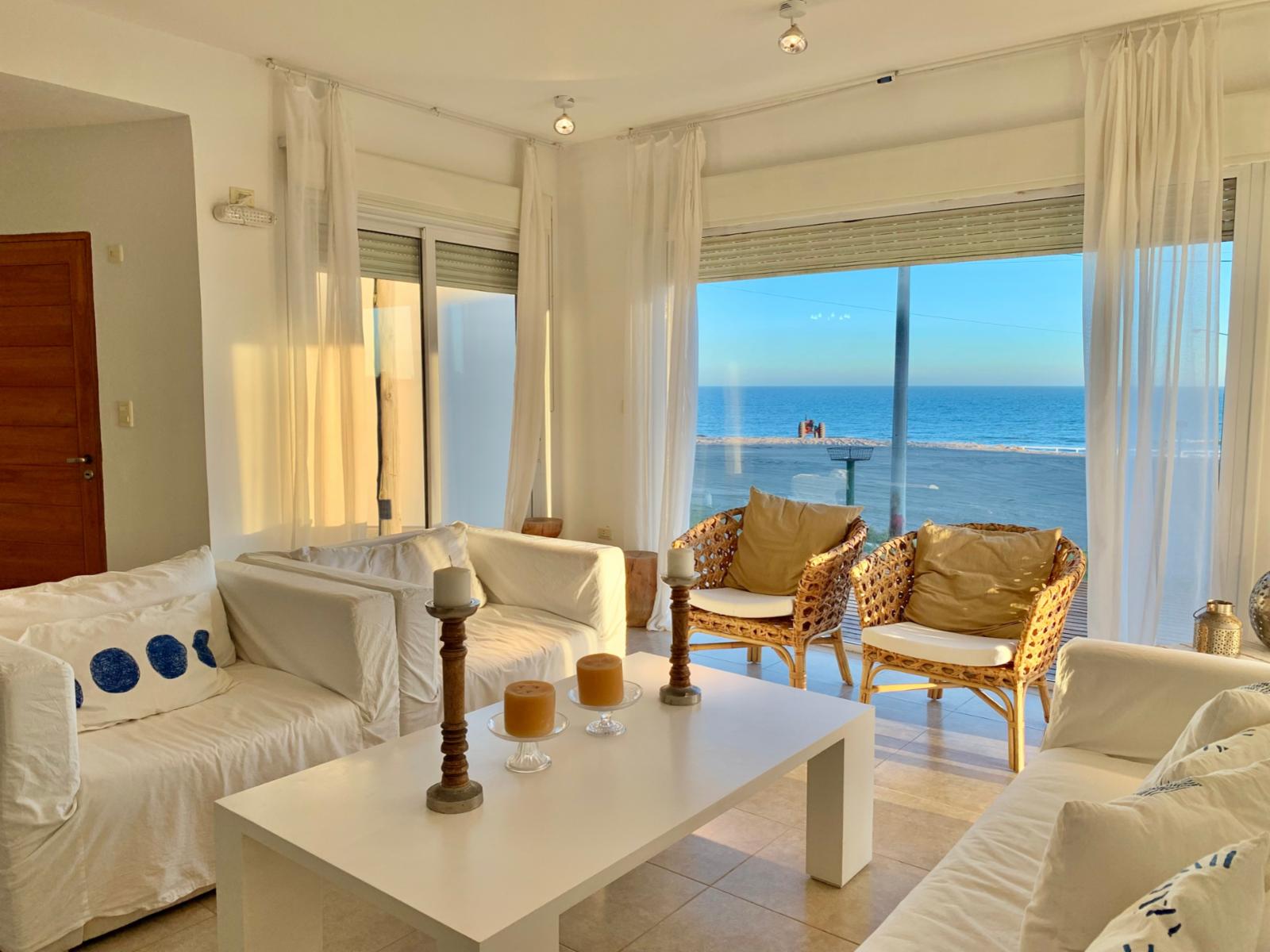 ESPECTACULAR CASA A PASOS DEL MAR