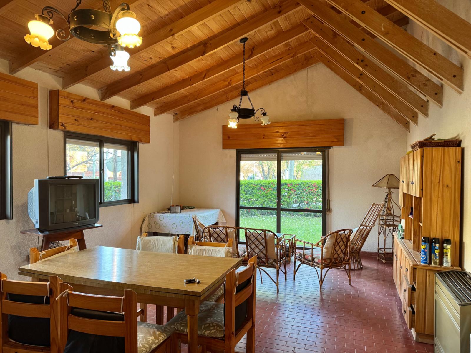 CASA 3 DORMITORIOS, PATIO Y PARRILLA -A REFACCIONAR