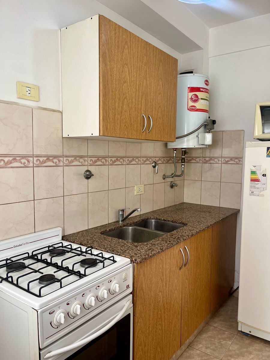 DEPTO 1 DORMITORIO CON COCHERA EXCELENTE UBICACIÓN — foto 2