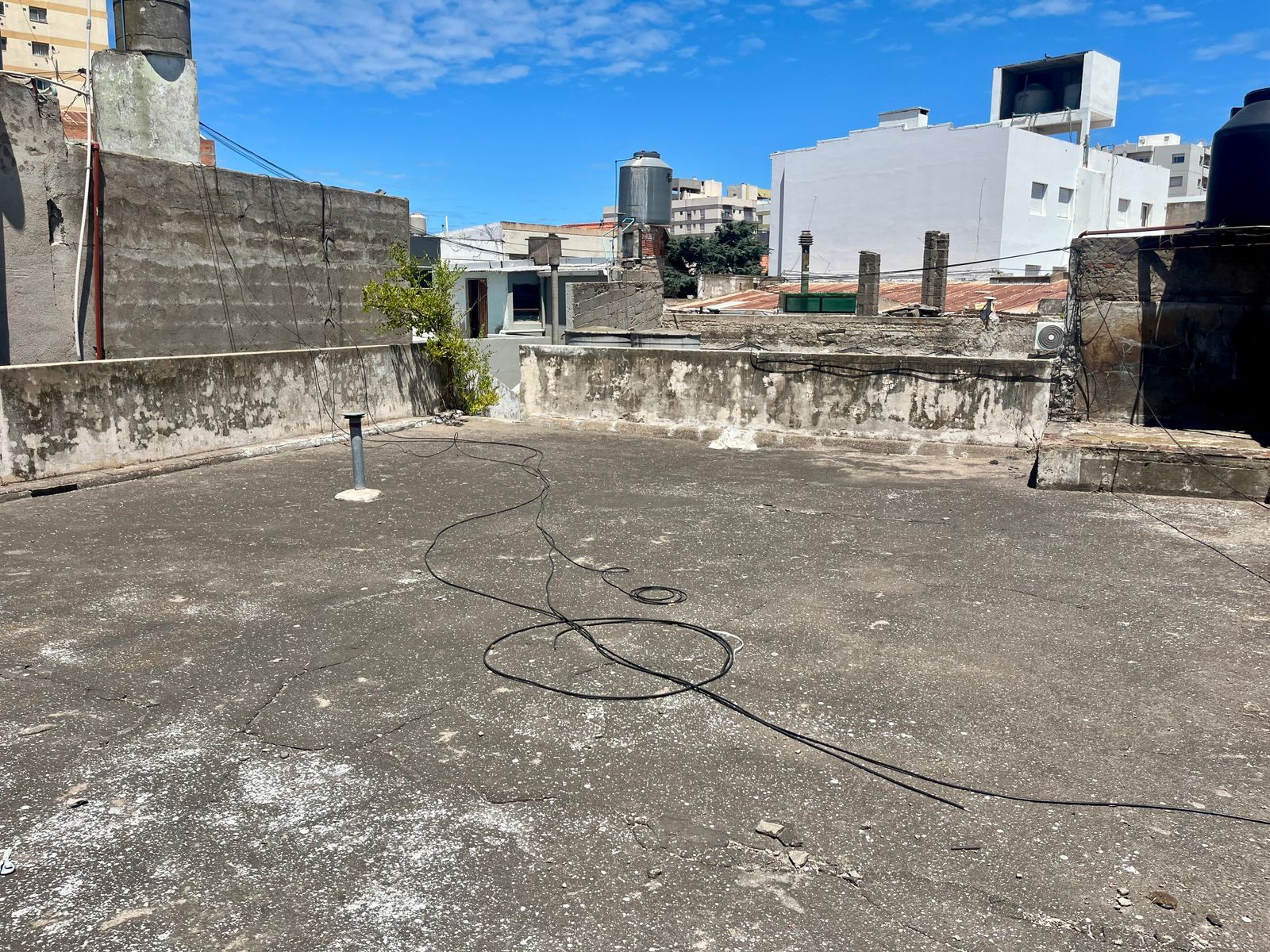 CASA CON GARAJE EN EXCELENTE UBICACIÓN — foto 2