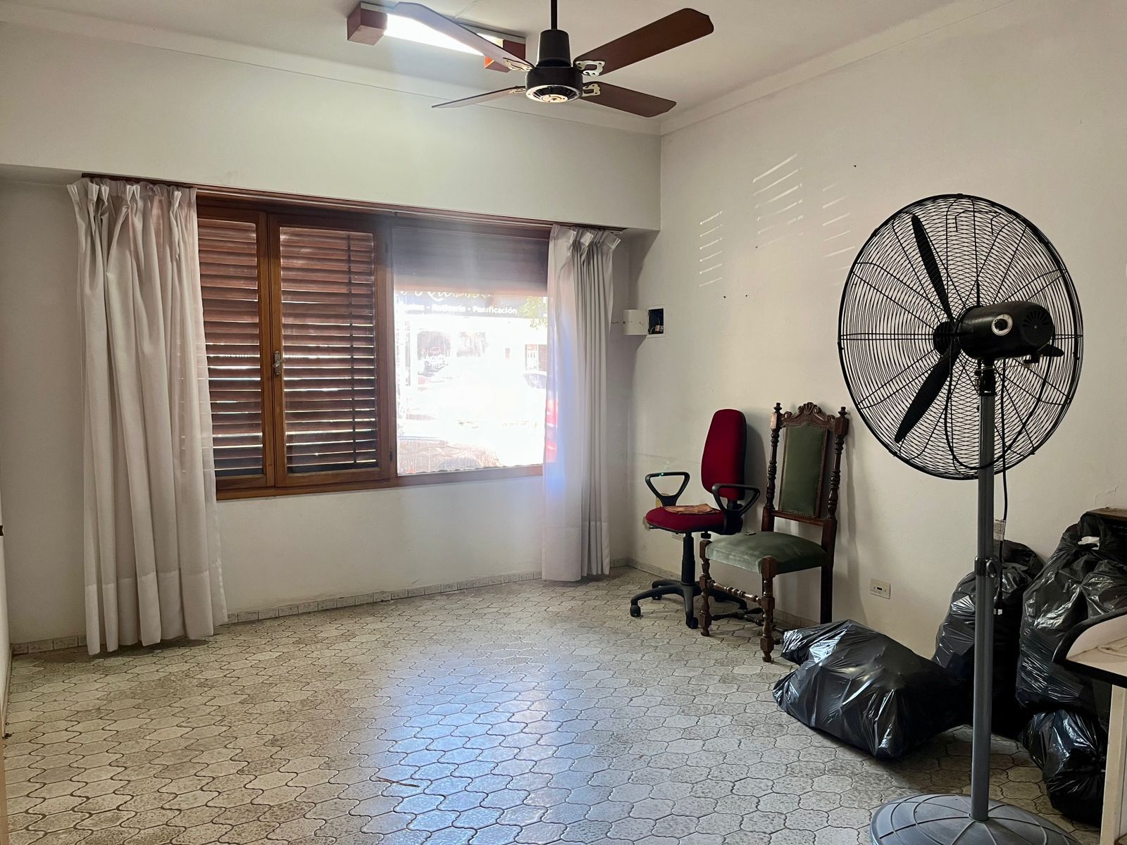 CASA CON GARAJE EN EXCELENTE UBICACIÓN — foto 7