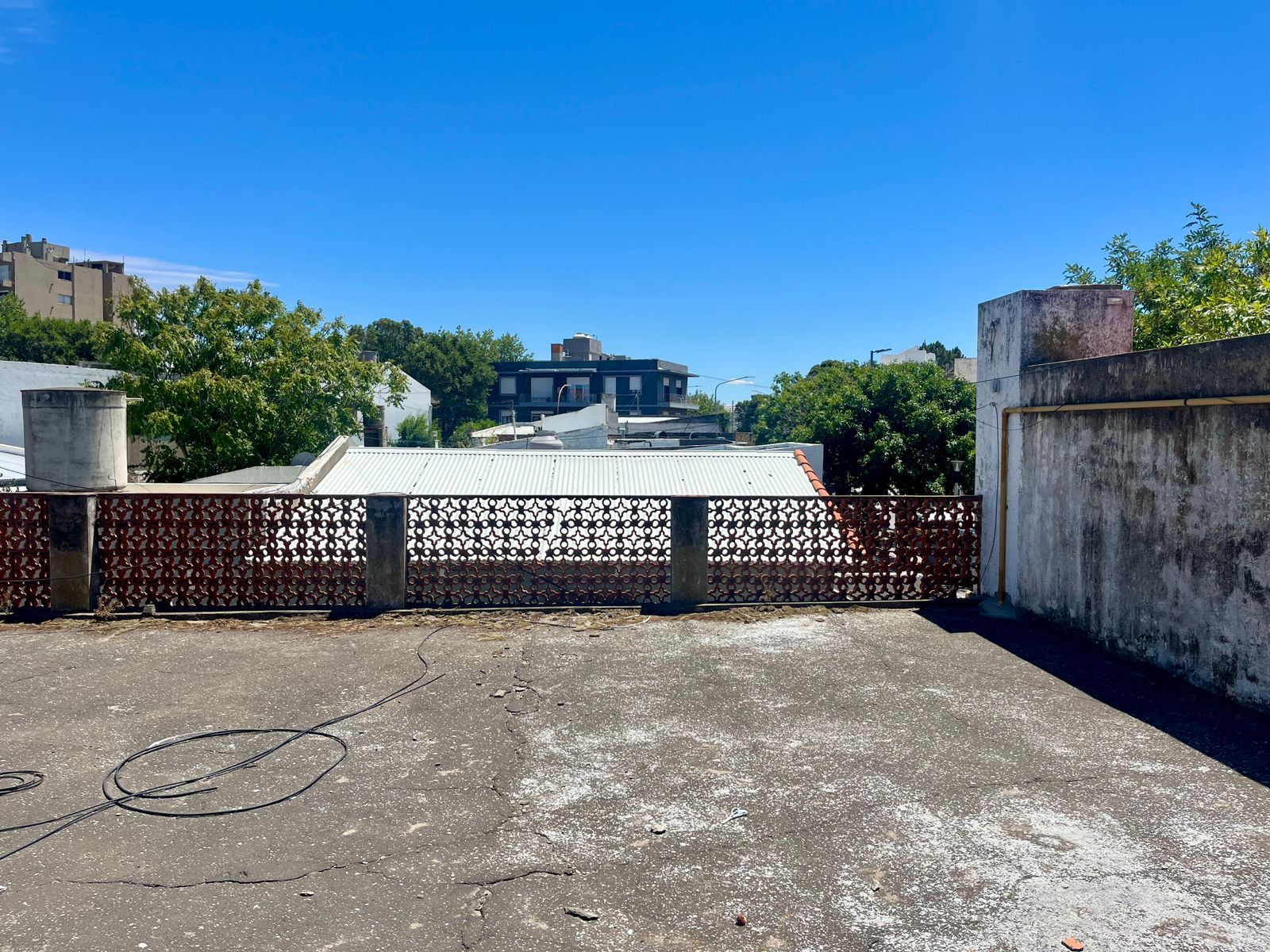 CASA CON GARAJE EN EXCELENTE UBICACIÓN — foto 8
