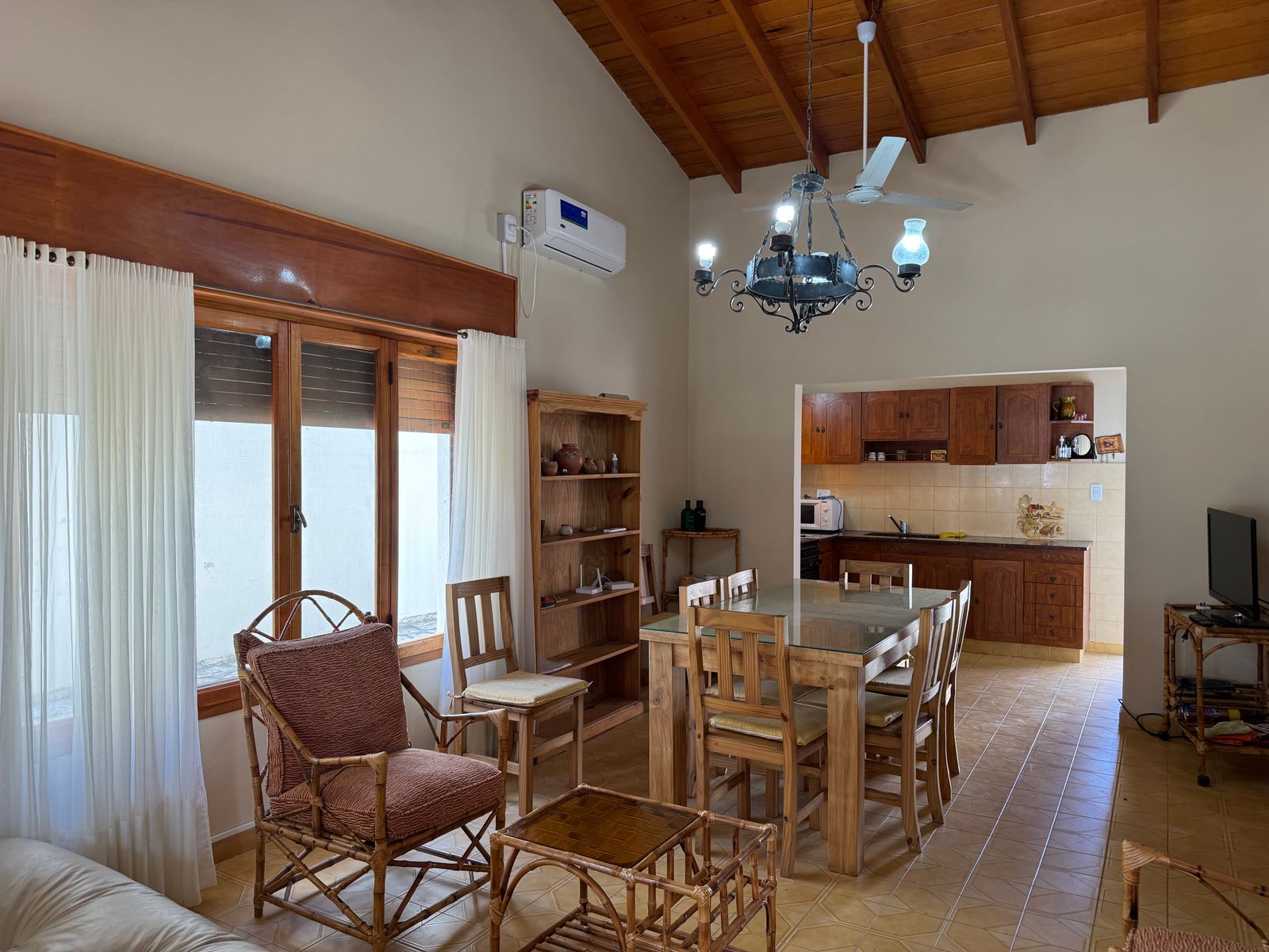 CASA 2 DORMITORIOS, PATIO Y PARRILLA MUY BUENA UBICACIÓN — foto 2