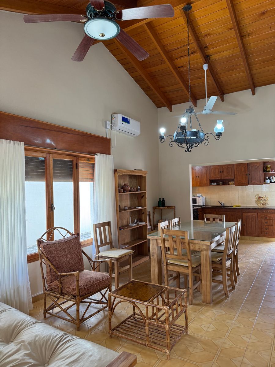CASA 2 DORMITORIOS, PATIO Y PARRILLA MUY BUENA UBICACIÓN — foto 3