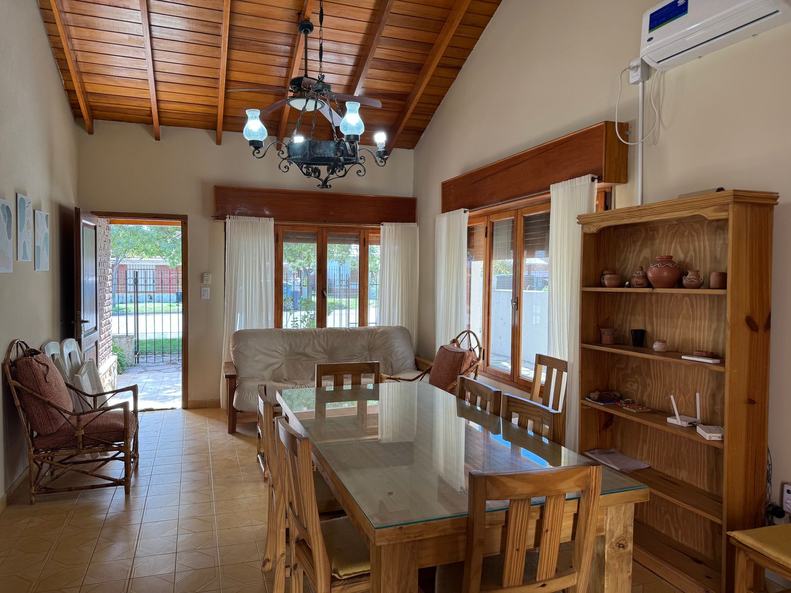 CASA 2 DORMITORIOS, PATIO Y PARRILLA MUY BUENA UBICACIÓN — foto 4