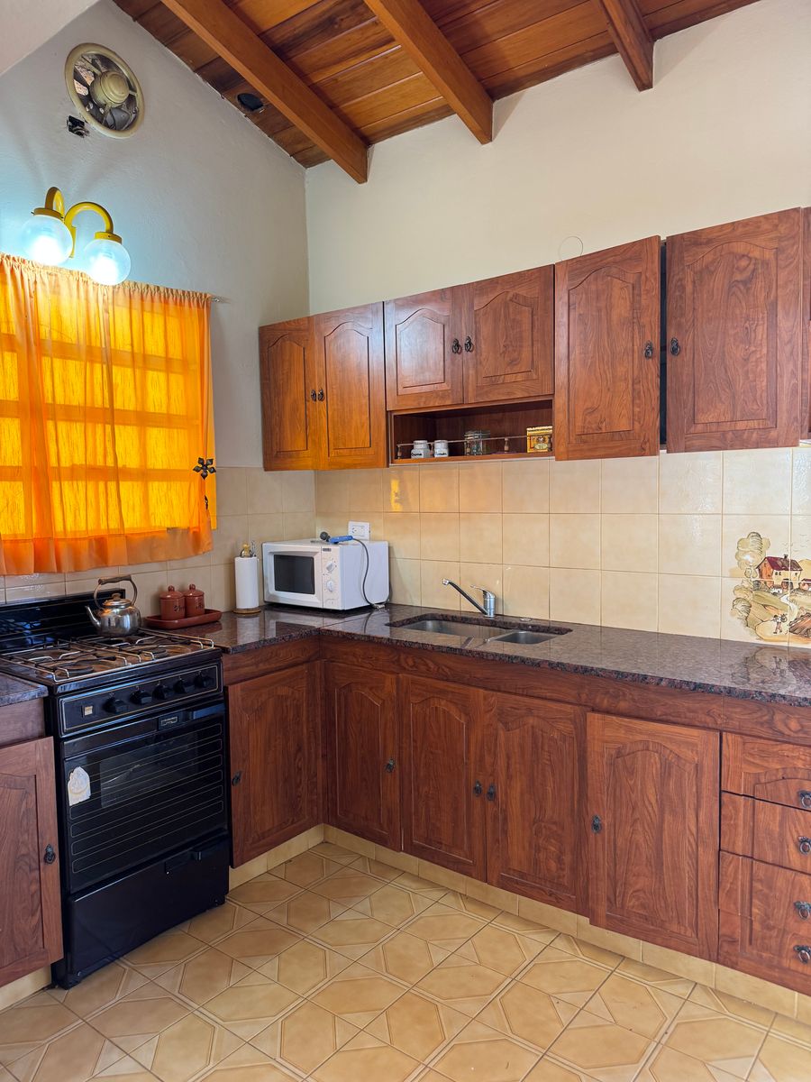 CASA 2 DORMITORIOS, PATIO Y PARRILLA MUY BUENA UBICACIÓN — foto 9