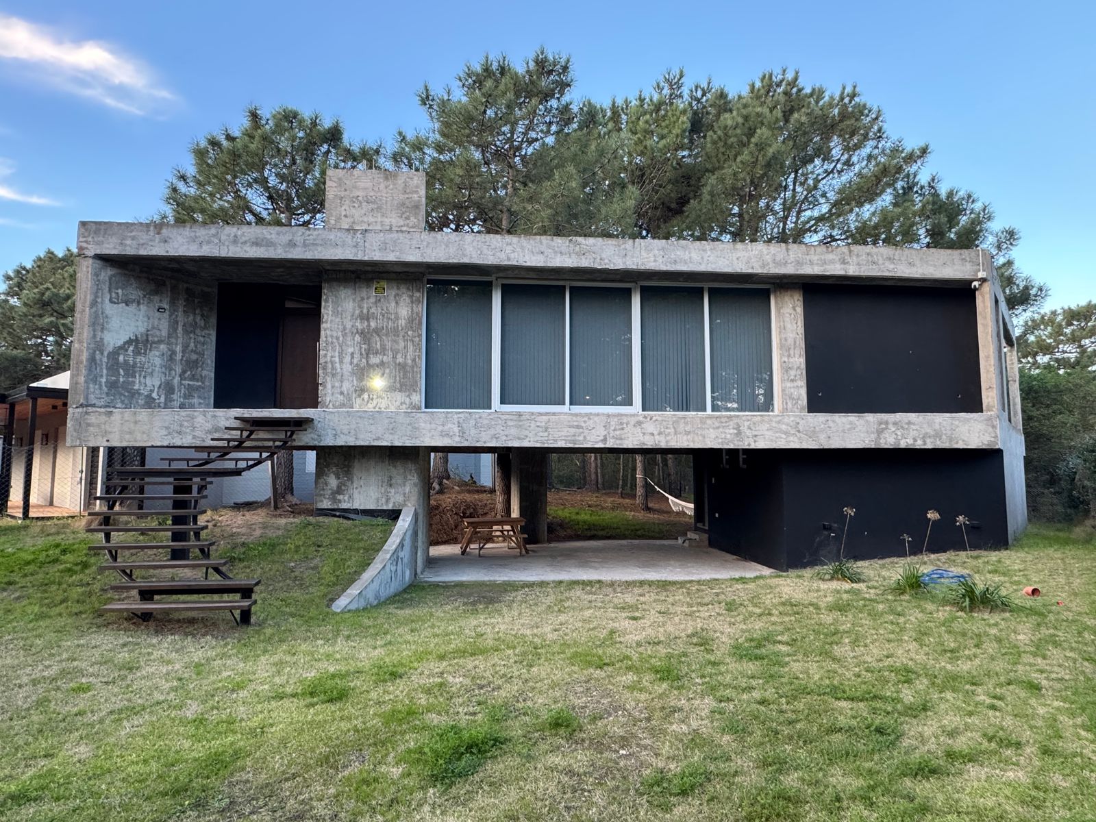 MODERNA CASA CON DISEÑO UNICO EN B° PINAR DEL GOLF - 2