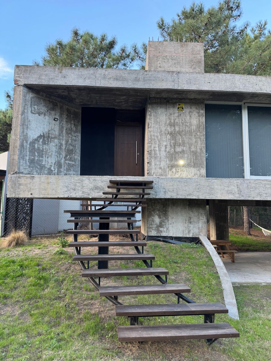 MODERNA CASA CON DISEÑO UNICO EN B° PINAR DEL GOLF - 3