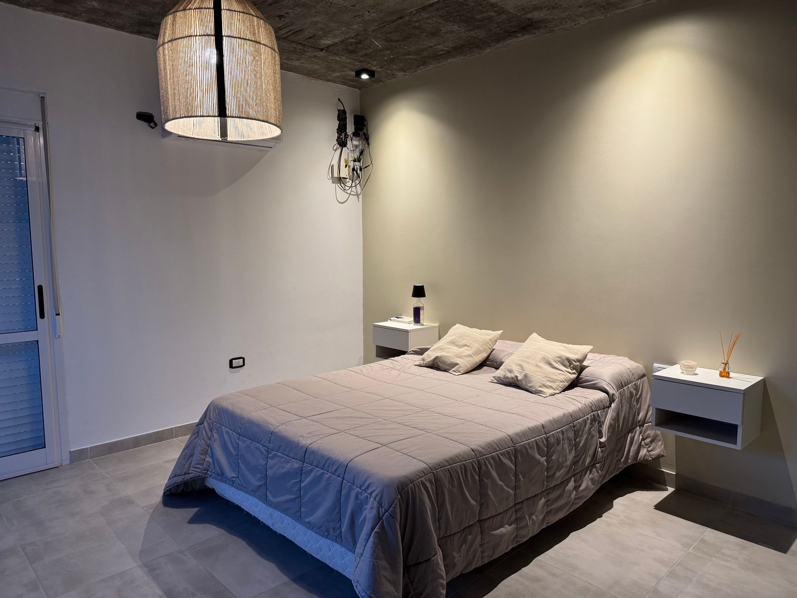 MODERNA CASA CON DISEÑO UNICO EN B° PINAR DEL GOLF - 15