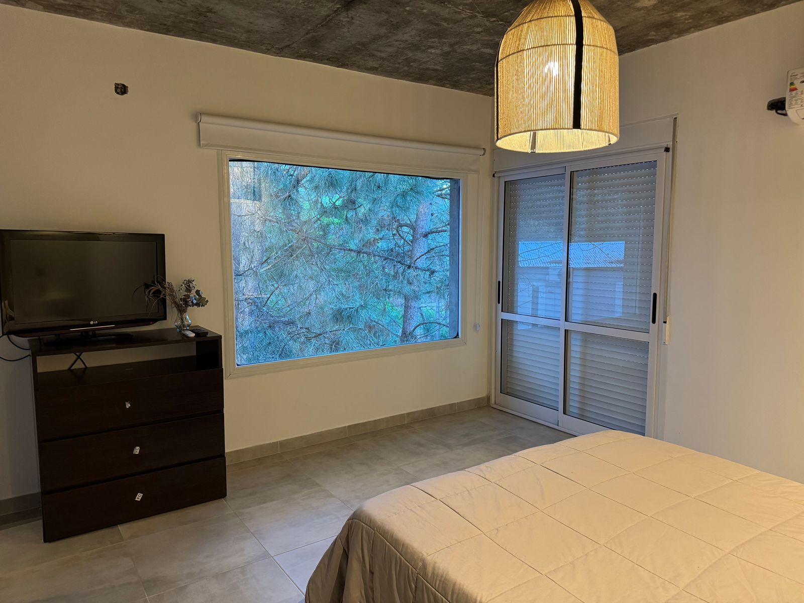 MODERNA CASA CON DISEÑO UNICO EN B° PINAR DEL GOLF - 16