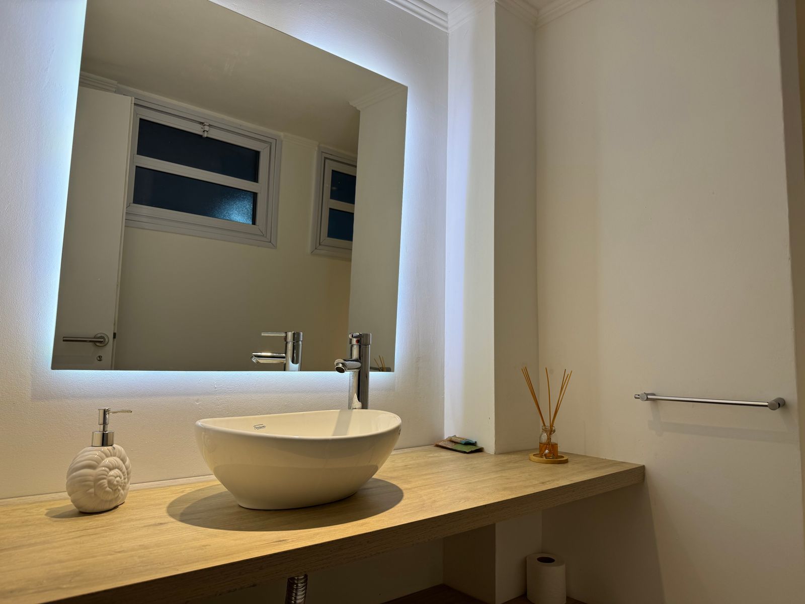 MODERNA CASA CON DISEÑO UNICO EN B° PINAR DEL GOLF - 24