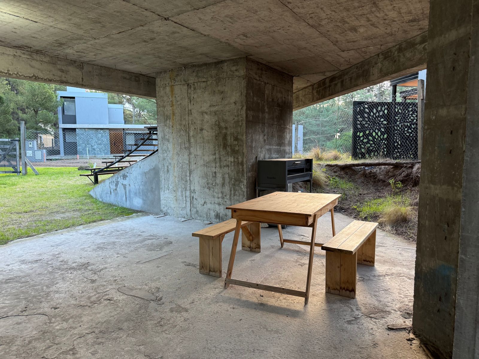 MODERNA CASA CON DISEÑO UNICO EN B° PINAR DEL GOLF - 27