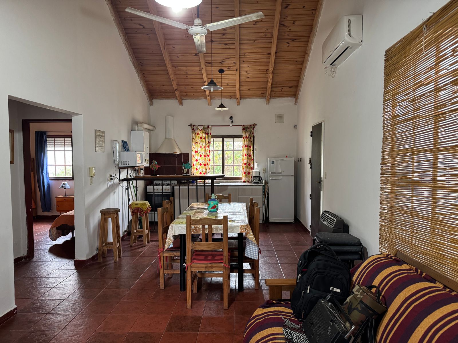 EN VENTA- CASA 2 DORMITORIOS + DEPARTAMENTO Y QUINCHO - 5