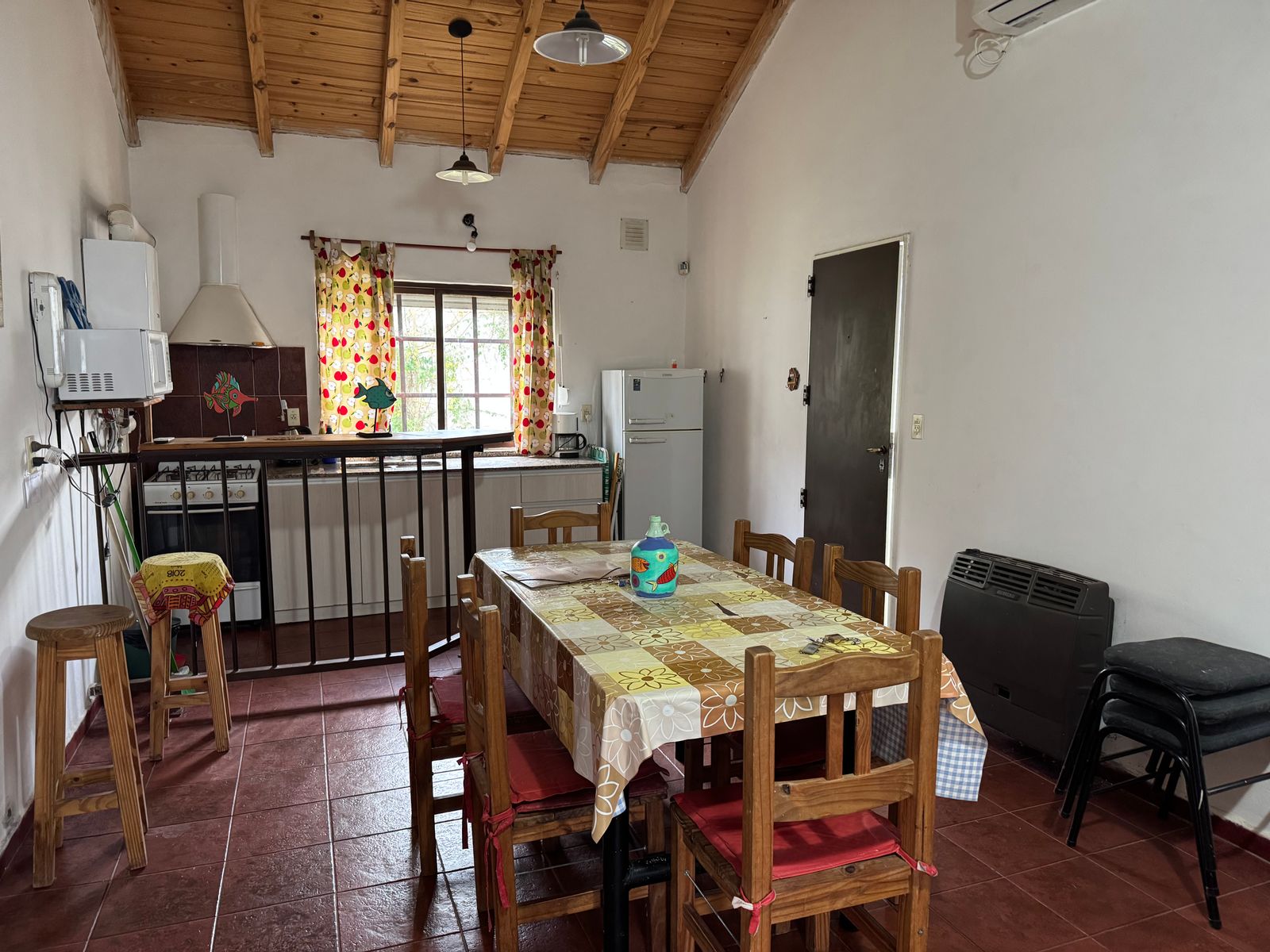 EN VENTA- CASA 2 DORMITORIOS + DEPARTAMENTO Y QUINCHO - 6