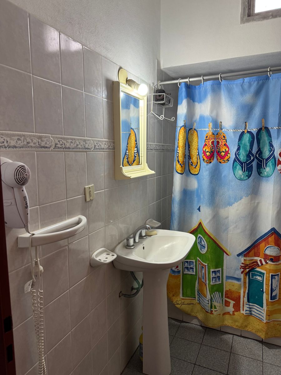 EN VENTA- CASA 2 DORMITORIOS + DEPARTAMENTO Y QUINCHO - 12