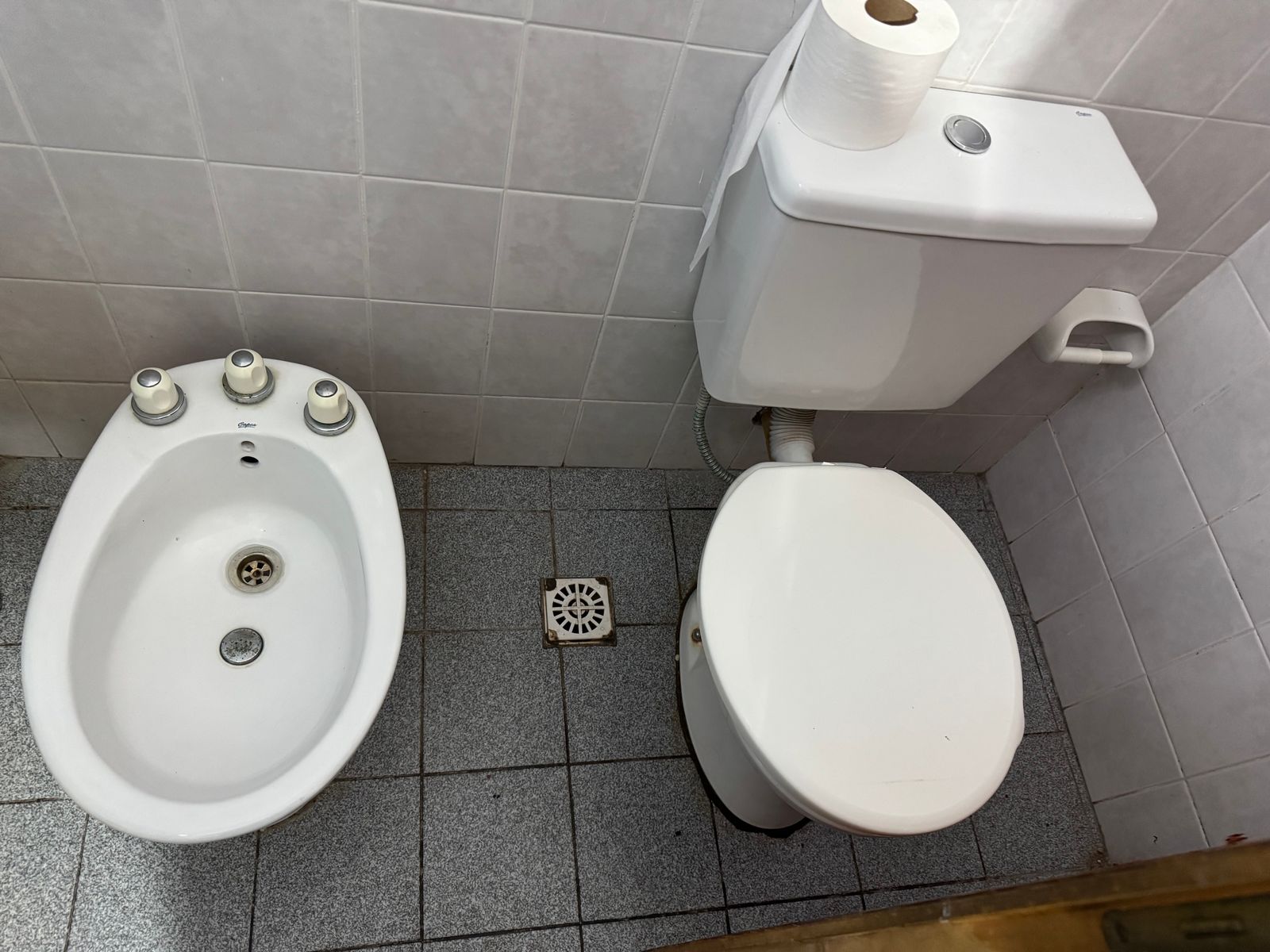 EN VENTA- CASA 2 DORMITORIOS + DEPARTAMENTO Y QUINCHO - 13