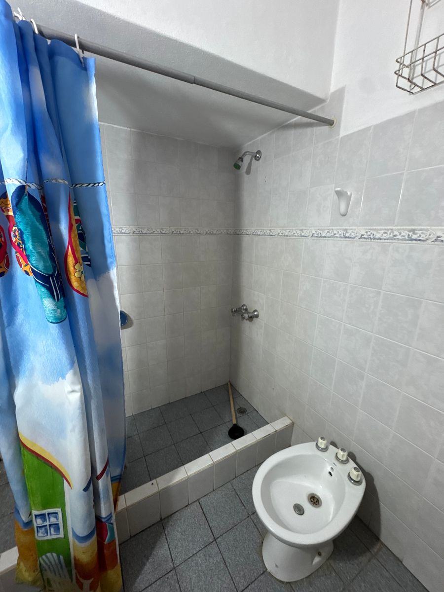 EN VENTA- CASA 2 DORMITORIOS + DEPARTAMENTO Y QUINCHO - 14