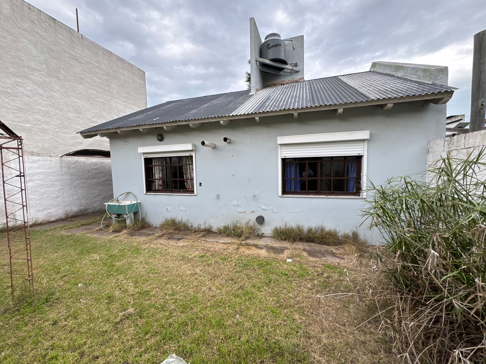EN VENTA- CASA 2 DORMITORIOS + DEPARTAMENTO Y QUINCHO - 17