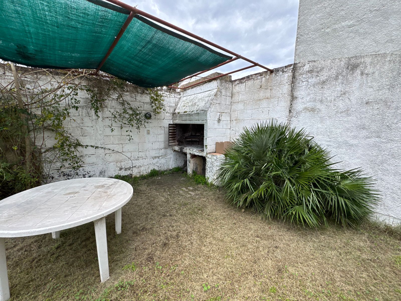 EN VENTA- CASA 2 DORMITORIOS + DEPARTAMENTO Y QUINCHO - 18