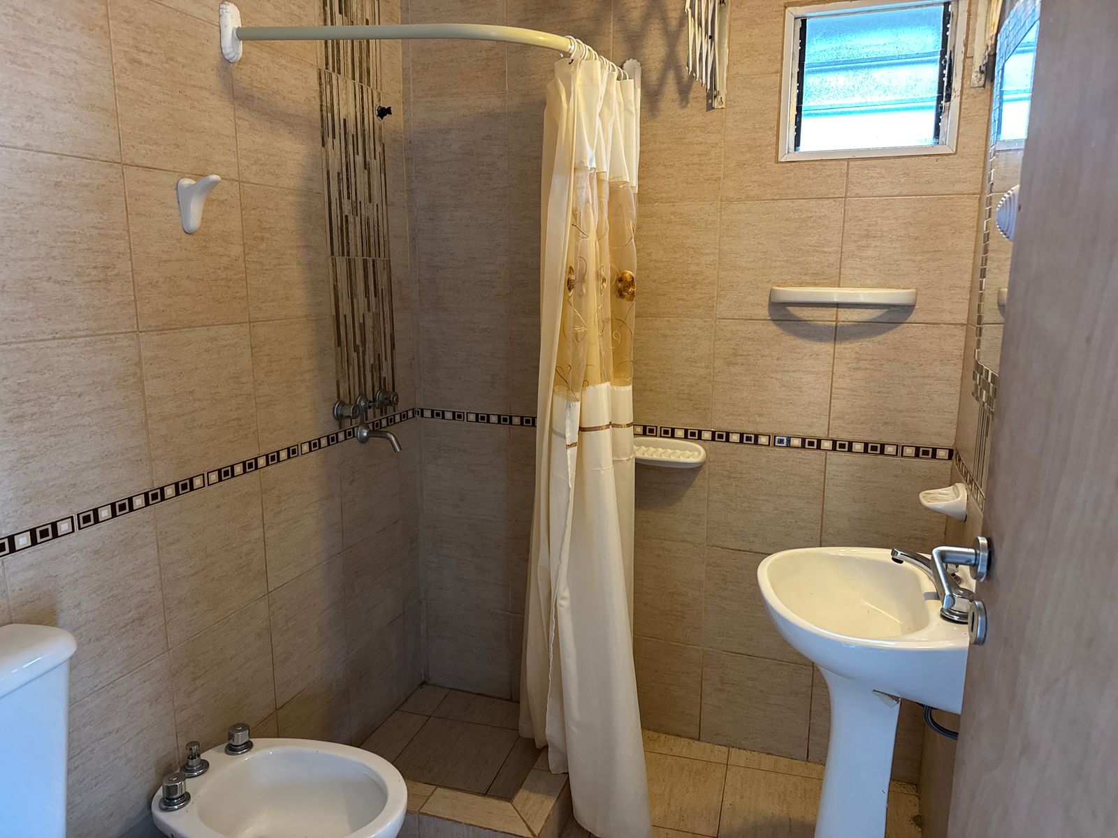 EN VENTA- CASA 2 DORMITORIOS + DEPARTAMENTO Y QUINCHO - 23