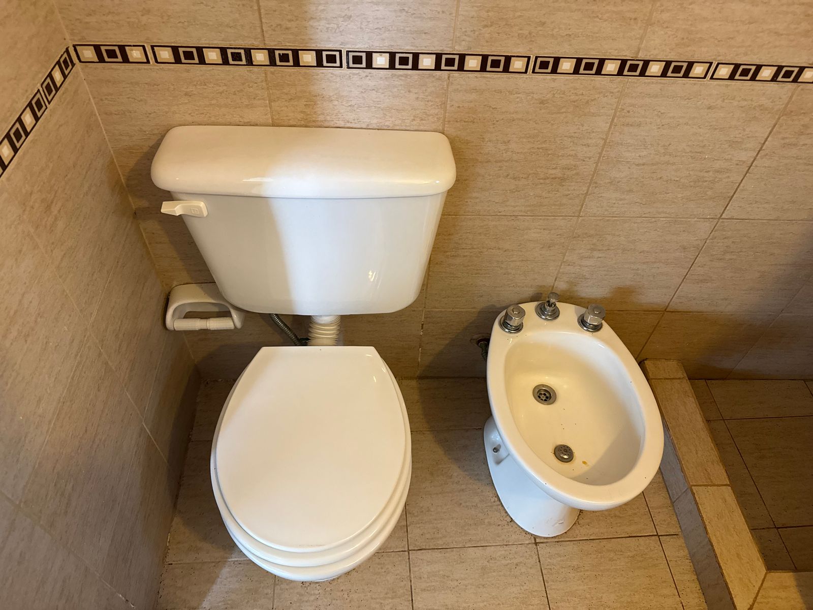 EN VENTA- CASA 2 DORMITORIOS + DEPARTAMENTO Y QUINCHO - 25