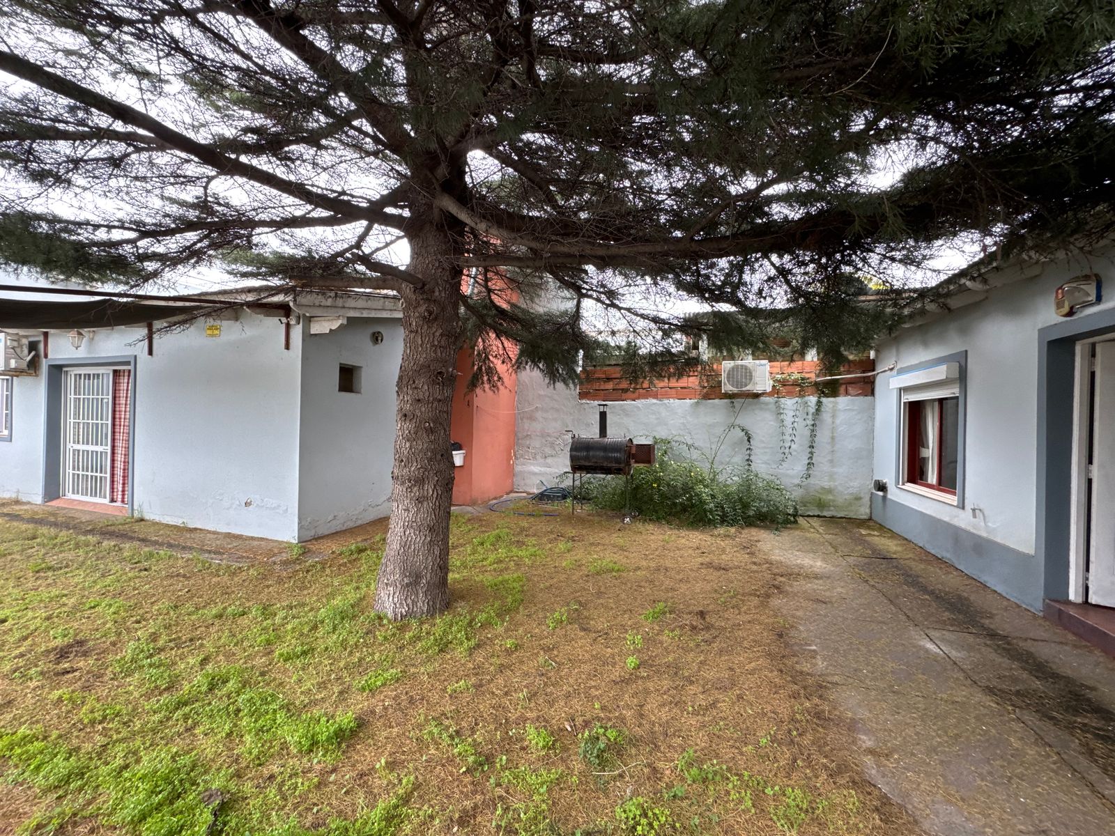 EN VENTA- CASA 2 DORMITORIOS + DEPARTAMENTO Y QUINCHO - 26