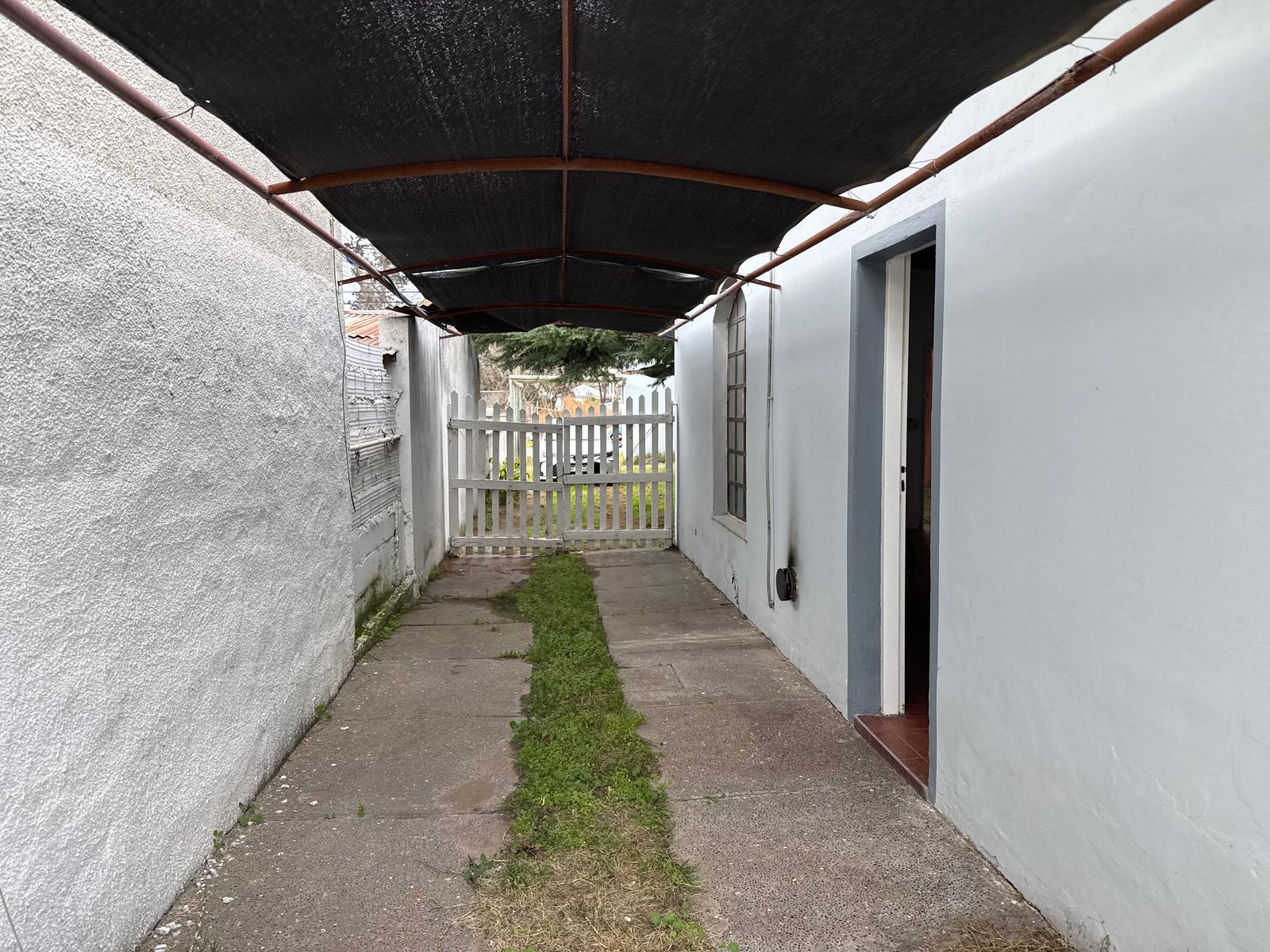 EN VENTA- CASA 2 DORMITORIOS + DEPARTAMENTO Y QUINCHO - 27