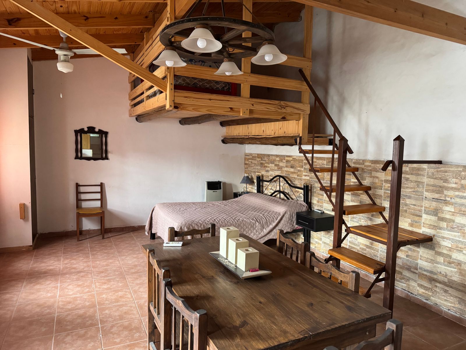 EN VENTA- CASA 2 DORMITORIOS + DEPARTAMENTO Y QUINCHO - 28
