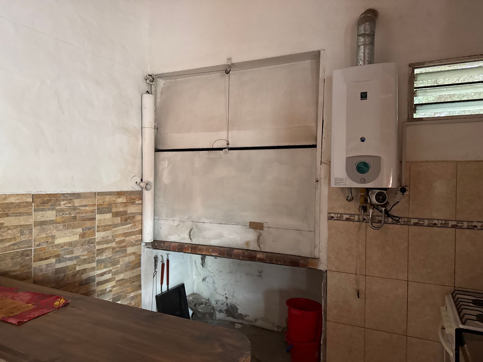 EN VENTA- CASA 2 DORMITORIOS + DEPARTAMENTO Y QUINCHO - 30
