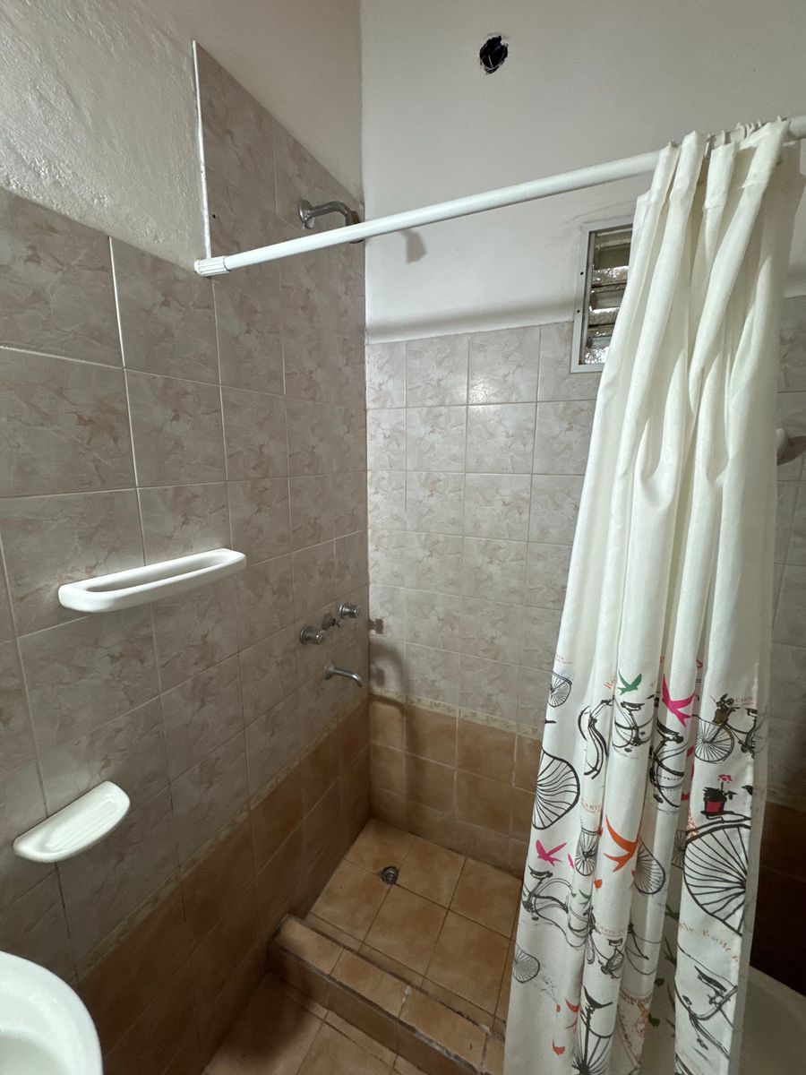 EN VENTA- CASA 2 DORMITORIOS + DEPARTAMENTO Y QUINCHO - 33