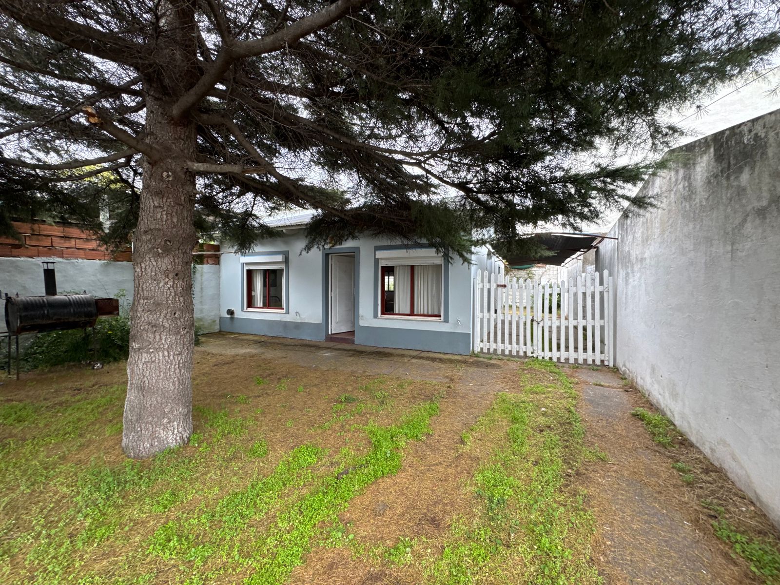 EN VENTA- CASA 2 DORMITORIOS + DEPARTAMENTO Y QUINCHO - 35