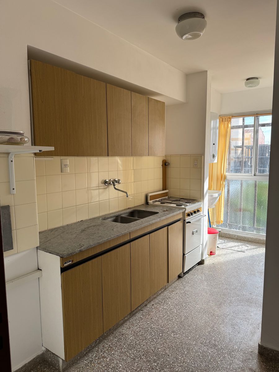 EN VENTA - DEPARTAMENTO SOBRE CALLE COSTANERA - 18