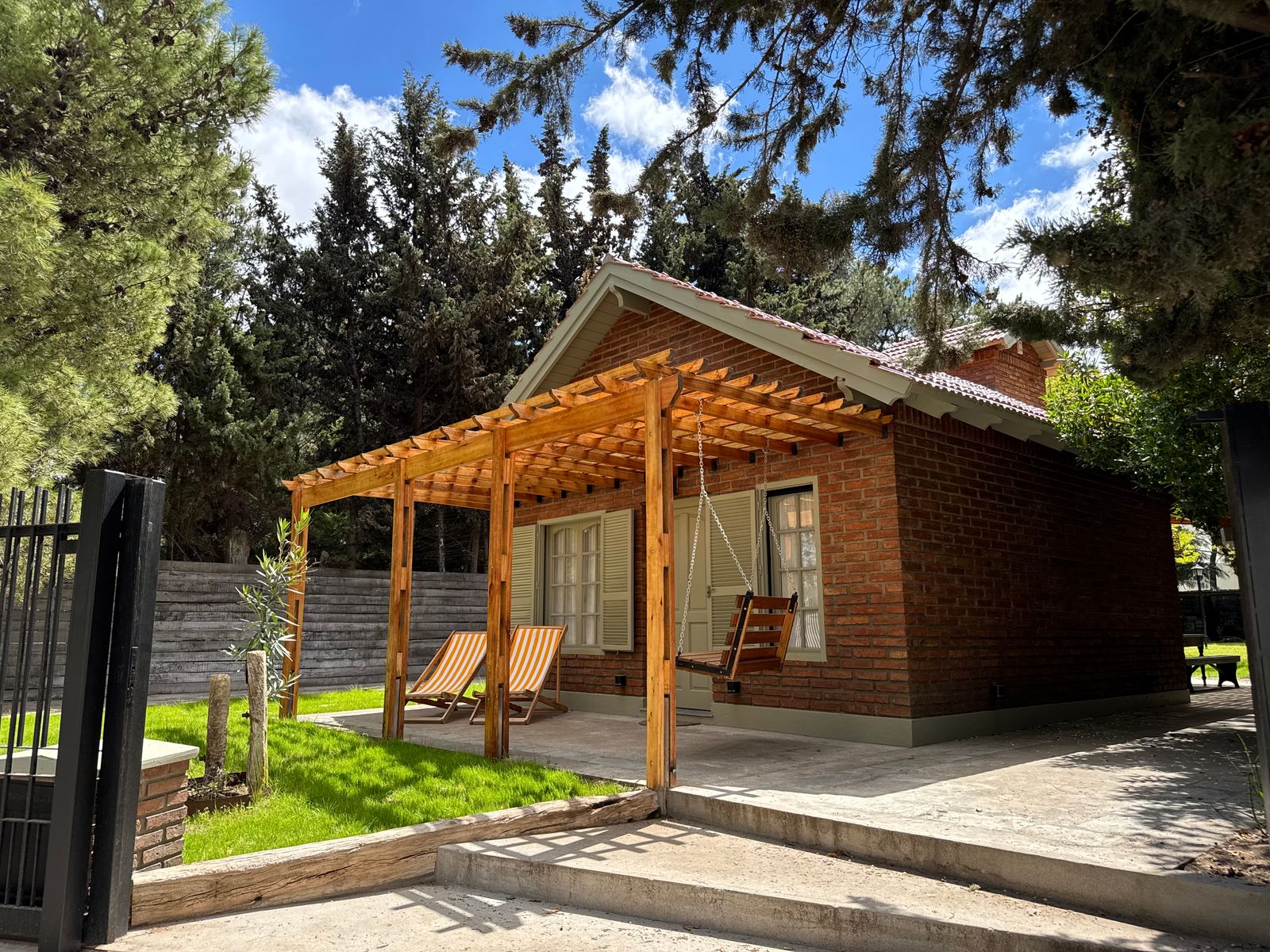 ENCANTADORA CASA EN EXCELENTE UBICACIÓN - 1