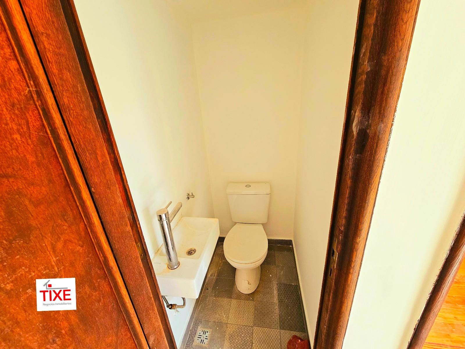 Oficina. Maipú y Av. Córdoba. Piso alto. 80 m2. Reformado de Revista. - 14