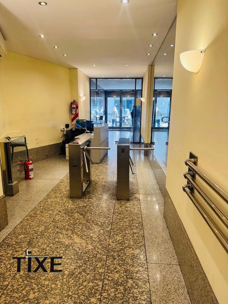 Reconquista y Av. Corrientes. Impecable Oficina 170 m2 al frente. Cochera. - 3