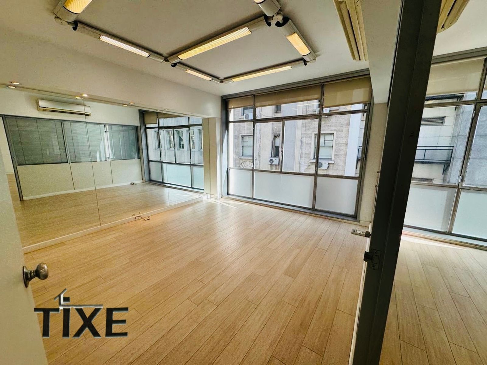 Reconquista y Av. Corrientes. Impecable Oficina 170 m2 al frente. Cochera. - 6