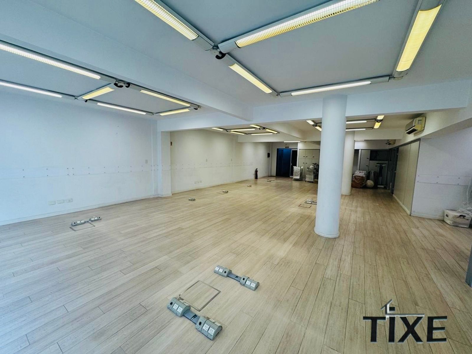 Reconquista y Av. Corrientes. Impecable Oficina 170 m2 al frente. Cochera. - 8