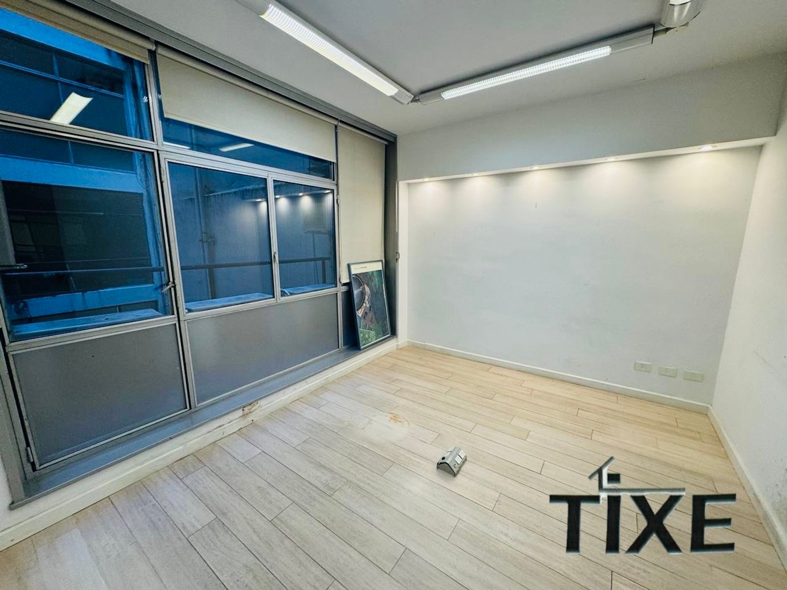 Reconquista y Av. Corrientes. Impecable Oficina 170 m2 al frente. Cochera. - 9