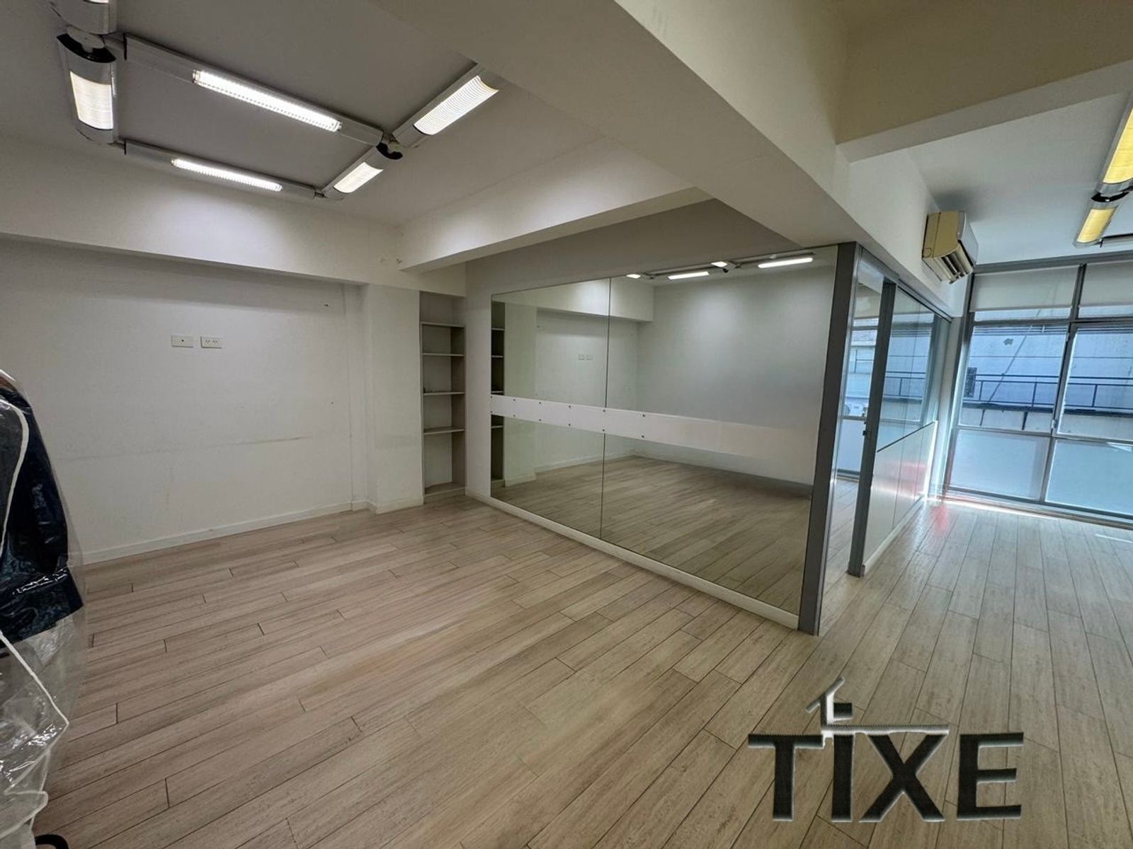 Reconquista y Av. Corrientes. Impecable Oficina 170 m2 al frente. Cochera. - 10