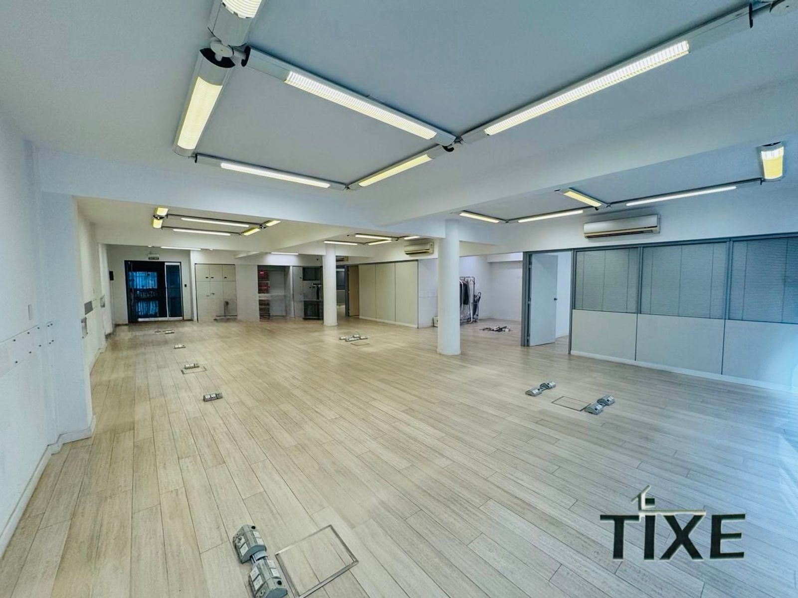 Reconquista y Av. Corrientes. Impecable Oficina 170 m2 al frente. Cochera. - 11