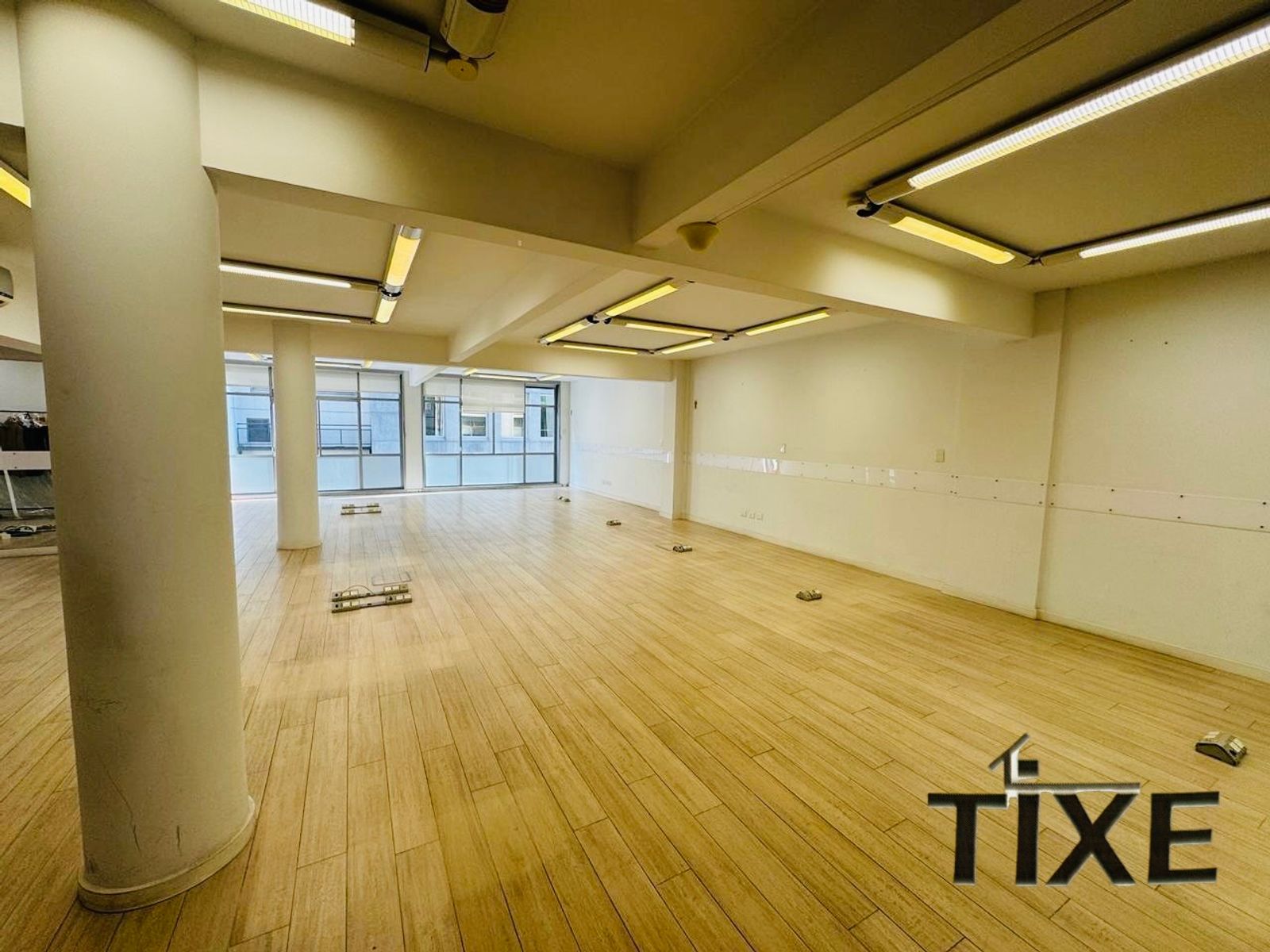 Reconquista y Av. Corrientes. Impecable Oficina 170 m2 al frente. Cochera. - 12