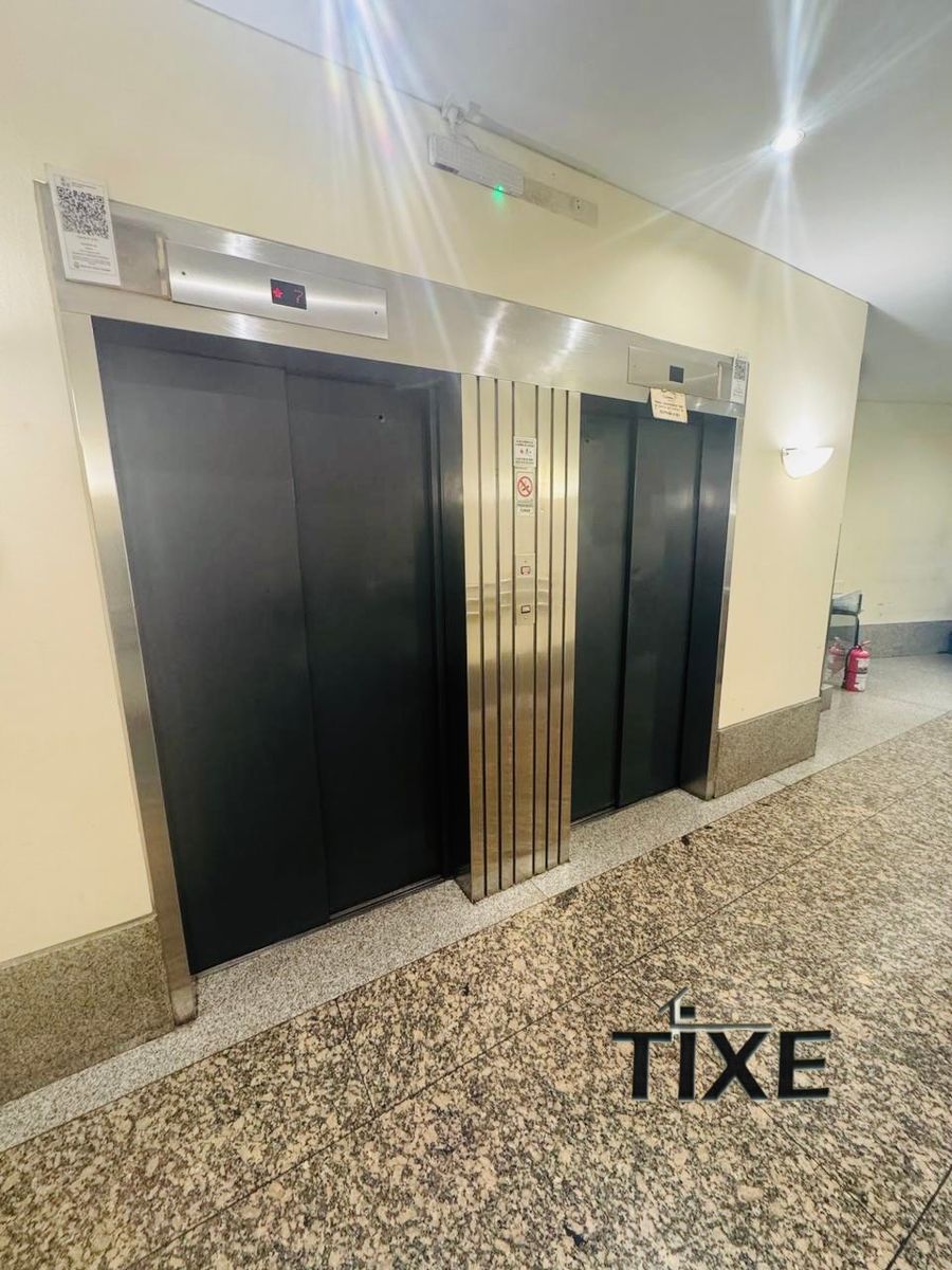 Reconquista y Av. Corrientes. Impecable Oficina 170 m2 al frente. Cochera. - 4