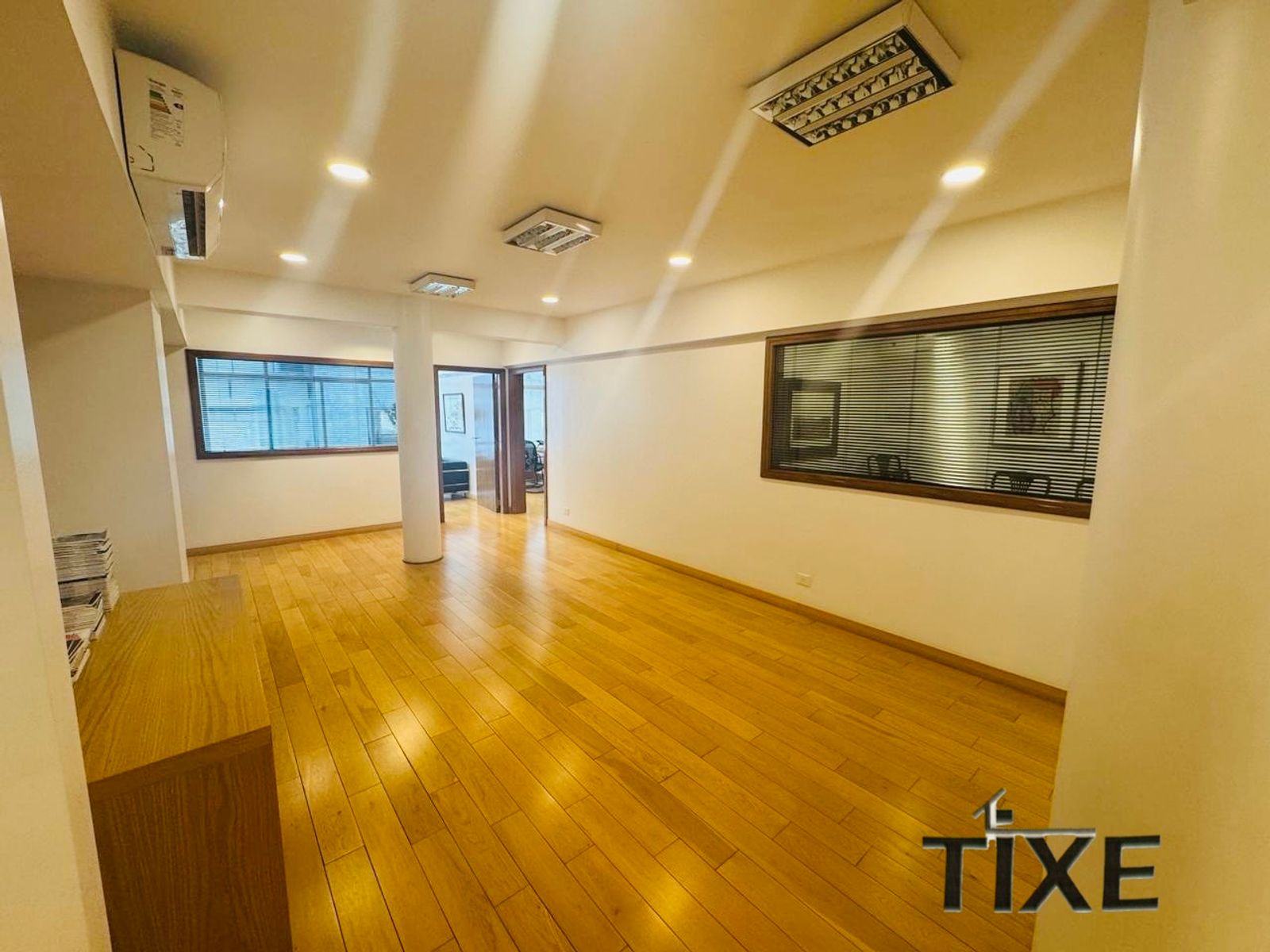 Reconquista y Av. Corrientes. Impecable Oficina 170 m2 al frente. Cochera. - 10